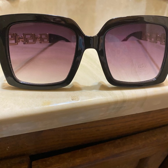 Bob Mackie Accessories - BOB MACKIE SUNGLASSES